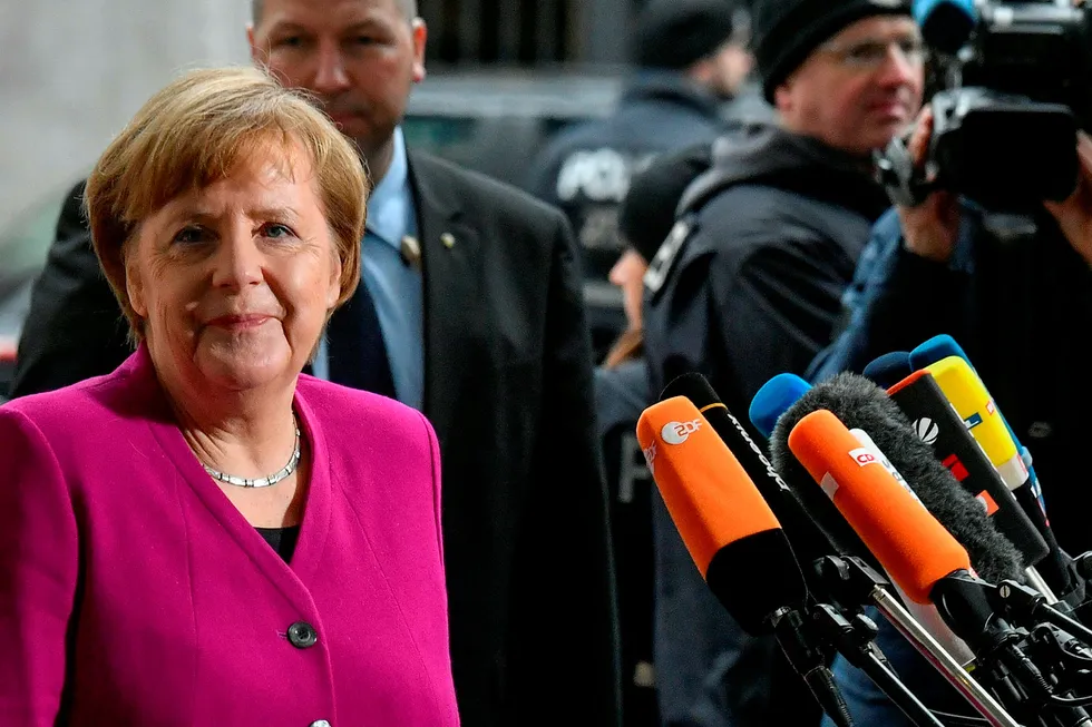 Tysklands forbundskansler Angela Merkel snakket med pressen i det hun ankom SPDs hovedkvarter i Berlin for å fortsette koalisjonsforhandlingene fredag. Foto: JOHN MACDOUGALL / AFP / NTB Scanpix