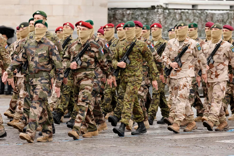 Soldater fra den europeiske hurtigstyrken Takuba marsjerer på Champs-Élysées i Paris 14. juli. Styrken bidrar i Sahel.