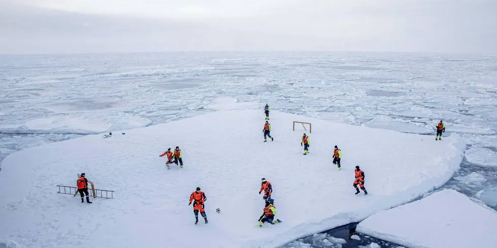 De menige på KV Svalbard og forskere fra Havforskningsinstituttet får en "once in a life-time"-opplevelse med fotballspilling på isflak ved Grønland.Foto: Marius Vågenes Villanger/Sjøforsvaret