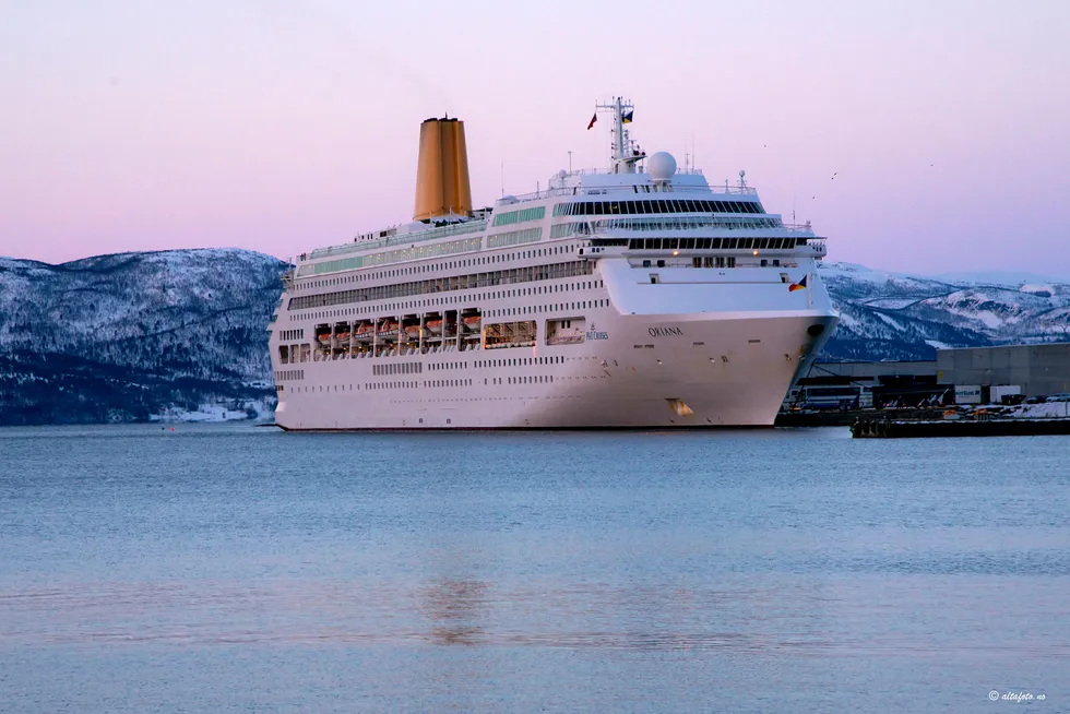 Cruiseskipet Oriana med plass til tett på 2000 passasjerer på vintercruise langs norskekysten, her ved havn i Alta.