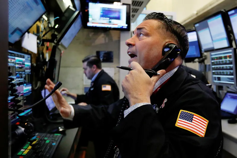 Trader Jonathan Mueller fotografert på Wall Street på en av de mest dramatiske børsukene på lenge.