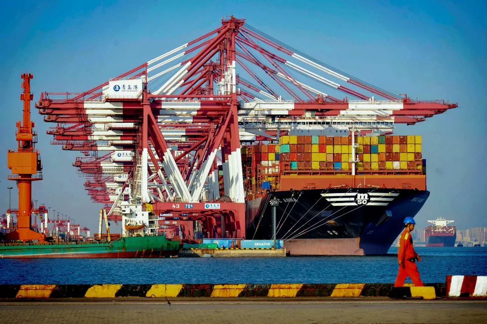 I løpet av 30 septemberdager fikk Kina et rekordhøyt handelsoverskudd med USA. Eksporten har heller aldri vært høyere. Kina-økonomer tror toppen kan være nådd og at straffetollen vil merkes de kommende månedene. Her et lasteskip i en havn i Qingdao i Kina denne uken.