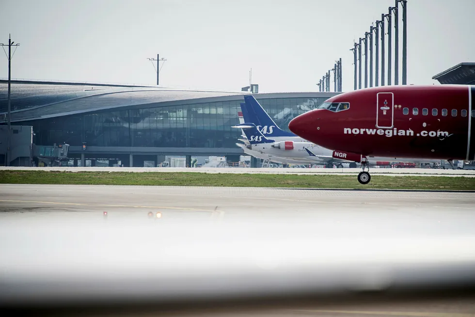 Mens SAS-pilotene har streiket denne uken, har Norwegian kjørt for fullt med flere ekstra flyvninger på norsk innenriks hver dag. Bildet er fra Oslo lufthavn Gardermoen tirsdag.