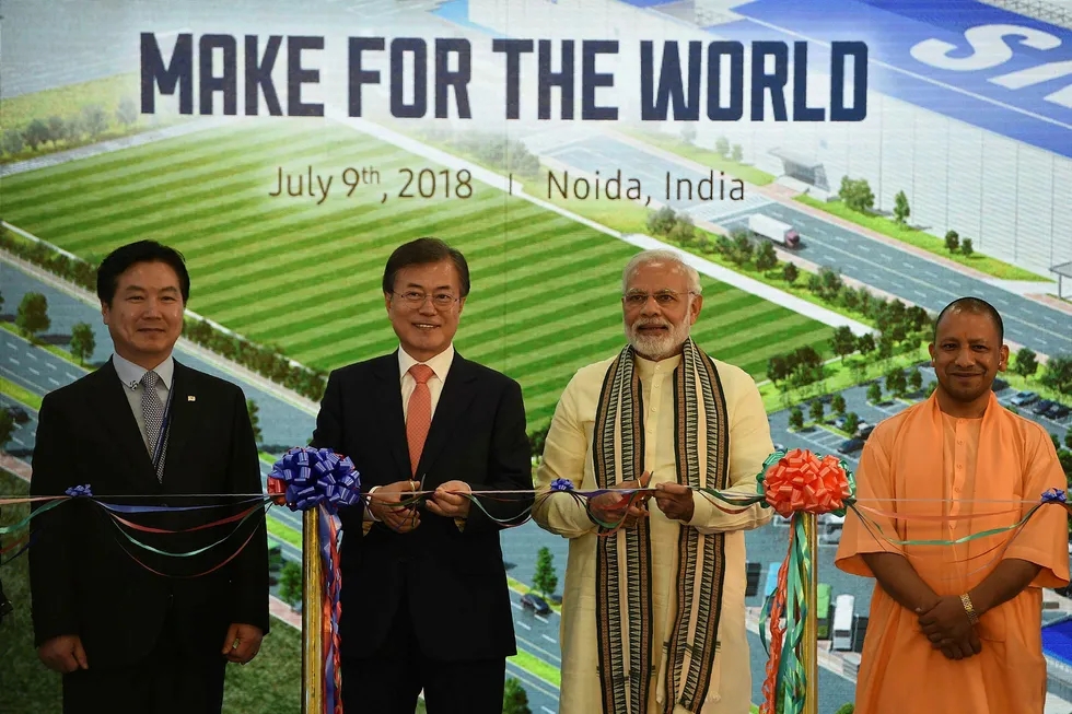 Samsung åpnet nettopp verdens største smarttelefonfabrikk like utenfor Delhi i India. Snorklippingen ble utført av Sør-Koreas president Moon Jae-In og Indias statsminister Narendra Modi. Foto: Money Sharma/AFP/NTB Scanpix