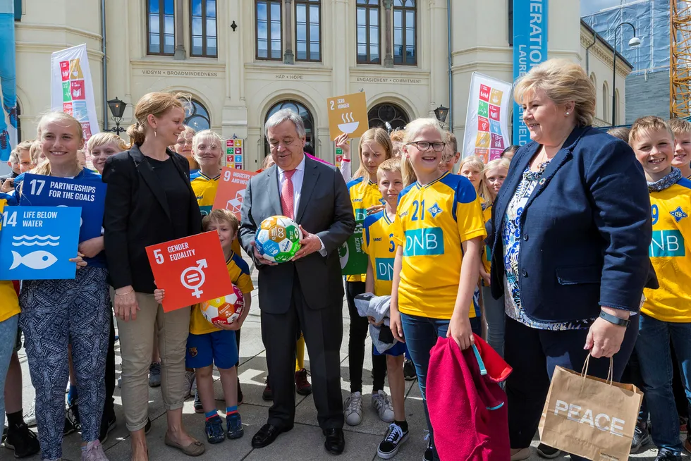 FNs generalsekretær António Guterres og statsminister Erna Solberg slår et slag for globale bærekraftsmål i fjor. Mange bedrifter og organisasjoner forsøker å la bærekraftsmålene være styrende for virksomheten,
