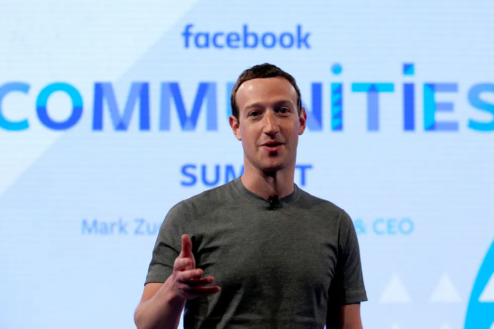 Facebook -gründer og toppsjef Mark Zuckerberg har mange milliarder til felles med Amazon-gründer Jeff Bezos. På to dager har begge selskapene klatret opp i den eksklusive gruppen selskaper med børsverdi over 500 milliarder dollar. Foto: Nam Y. Huh