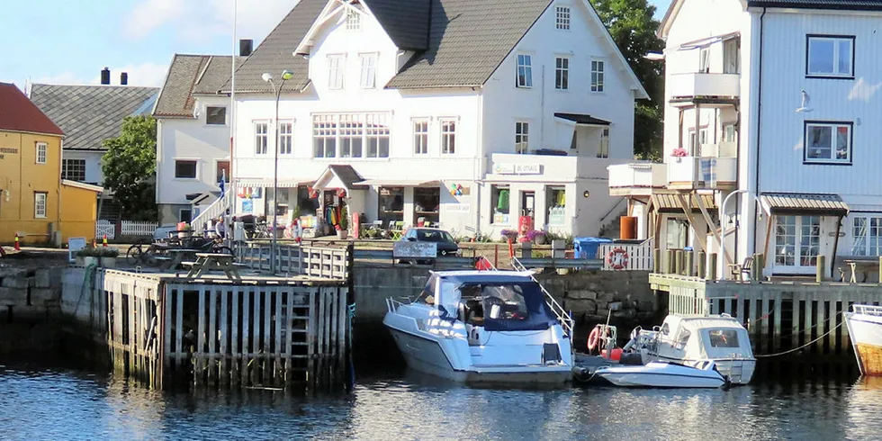 MIDT I HAVNEN: Fiskekrogen Henningsvær ligger i havnen i Henningsvær.