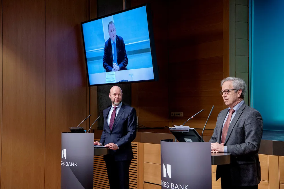 Sentralbanksjef Øystein Olsen (til høyre) presenterte på pressekonferanse 26. mars nyheten om at Nicolai Tangen (på skjermen) er utpekt som ny sjef for Oljefondet når Yngve Slyngstad går av.