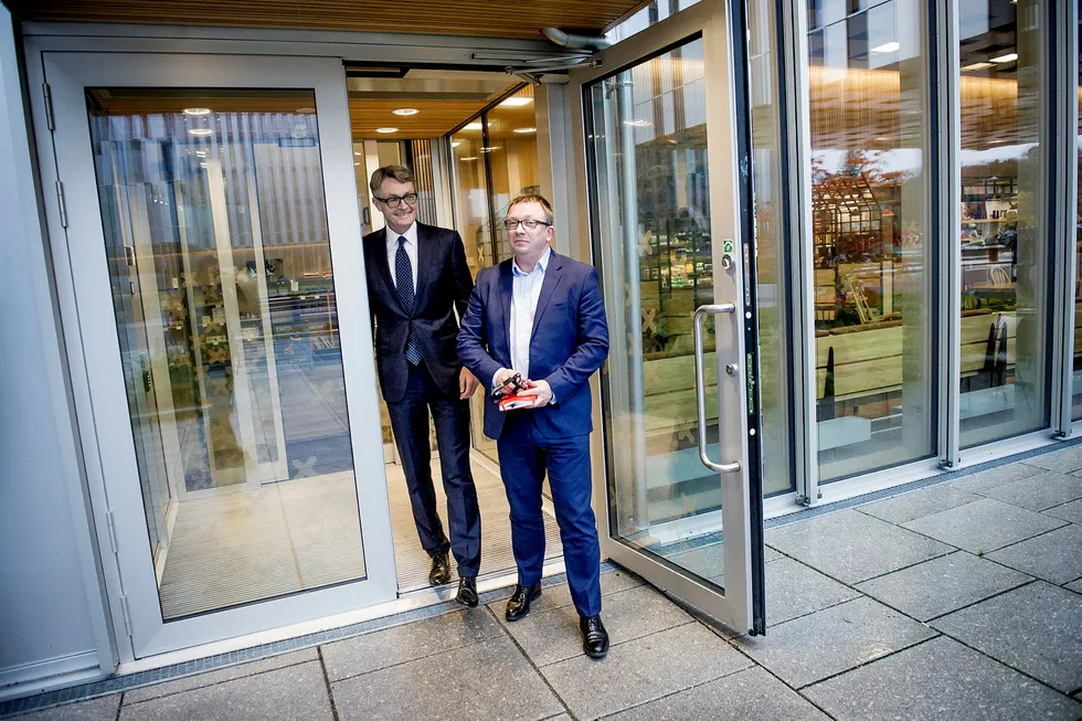 Styreleder og Aker-sjef Øyvind Eriksen (t.v.) og Aker BP-sjef Karl Johnny Hersvik er fornøyde etter kjøp av nye feltandeler og ny toppnotering på Oslo Børs. Foto: Gorm K. Gaare