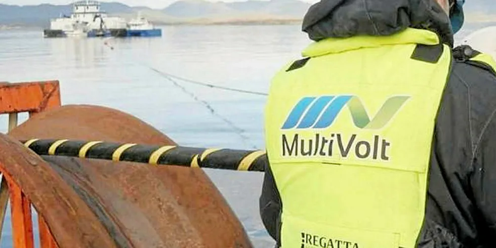 Multivolt i arbeid med å legge landstrøm til en oppdrettslokalitet.