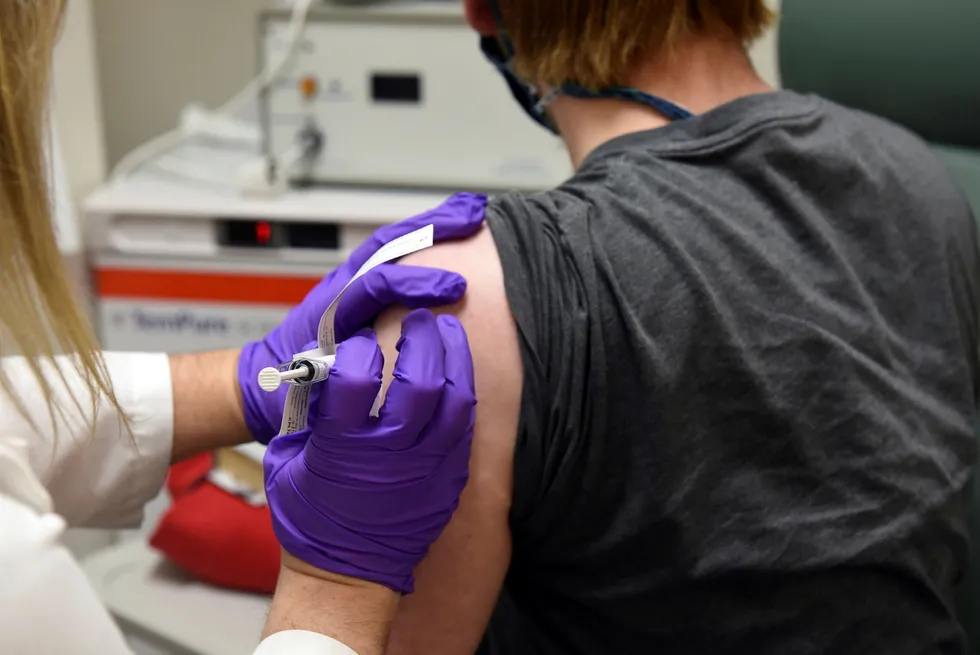 En koronavaksine utviklet av legemiddelselskapene Pfizer og Biontech har vist lovende resultater etter å ha blitt testet på 45 personer, men mange av dem fikk også bivirkninger som feber. Dette er bare én av over 20 vaksiner mot Covid-19 som for tiden testes på mennesker, ifølge WHOs oversikt.