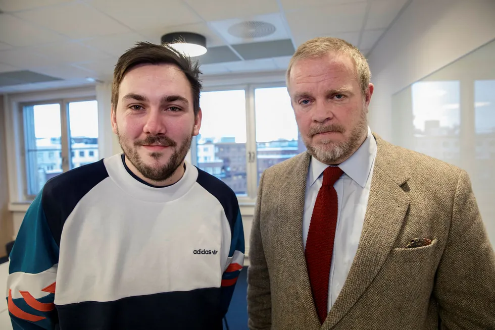 Advokat Jon Wessel Aas (til høyre) med sin klient Dennis Vareide, en av Norges største Youtube-profiler. Foto: Marte Christensen