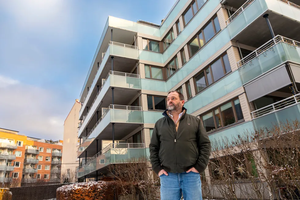 Preben Kielland mener nye skatteregler gjør det vanskelig å eie utleiebolig og planlegger derfor å selge sin leilighet i fjerde etasje i boligkomplekset bak ham.