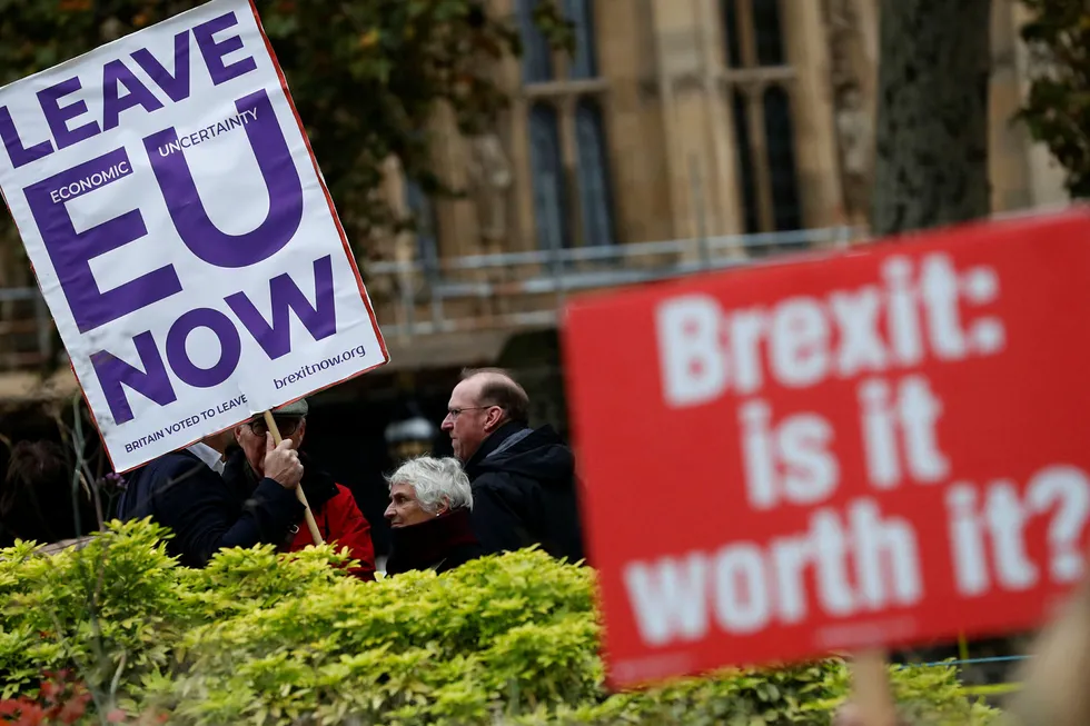 Tilhengere og mostandere av brexit demonstrerte utenfor parlamentet i London fredag.