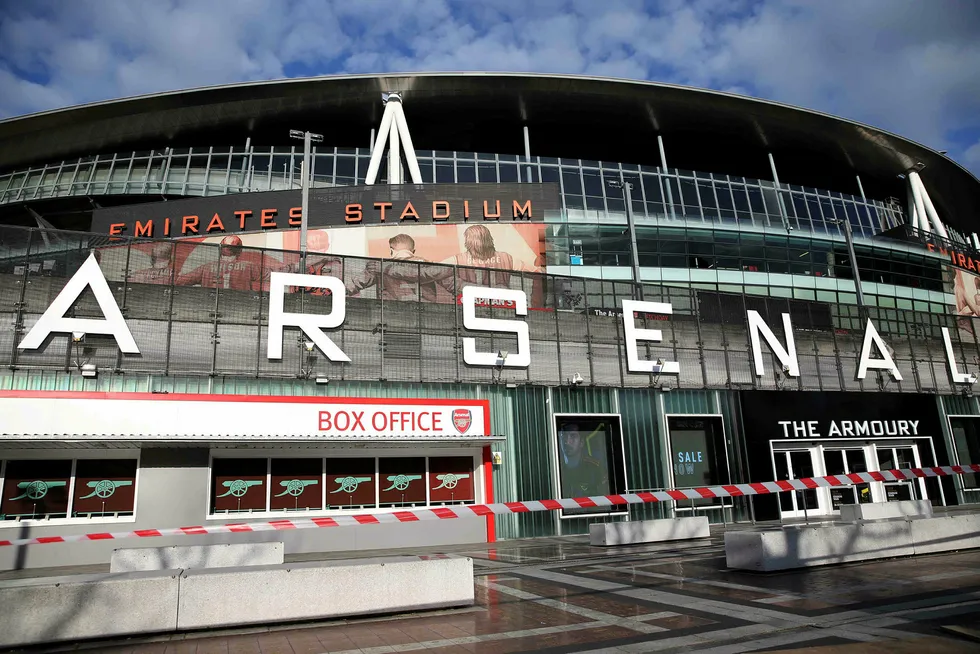 Emirates Stadium i London er stengt, etter at Premier League avlyste alle kamper til og med 4. april på fredag. Hensikten er å begrense koronautbruddet som også har fått fotfeste i ligaen.