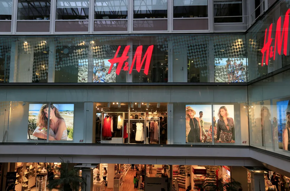 Kleskjeden H&M jobber kontinuerlig med å forbedre lønnsnivået i land som Bangladesh, ifølge kjedens direktør for bærekraftig utvikling Anna Gedda. Foto: INTS KALNINS