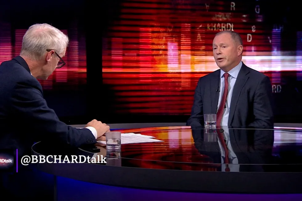 Nicolai Tangen ble intervjuet i BBC-programmet «Hardtalk», med programlederen Stephen Sackur (til venstre), forrige uke.
