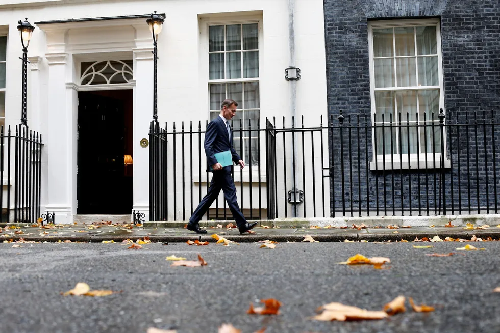 Finansminister Jeremy Hunt på vei til Parlamentet med statsbudsjettet torsdag.
