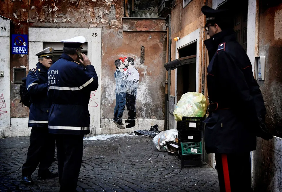 Femstjernersbevegelsens Luigi Di Maio og La Legas Matteo Salvini flørter med et regjeringssamarbeid i Italia. I mars ble de portrettert i en helt annen form for flørt på en vegg nær parlamentsbygningen i Roma, noe som ikke falt i god jord hos politiet. Foto: Tiziana Fabi/AFP/NTB Scanpix