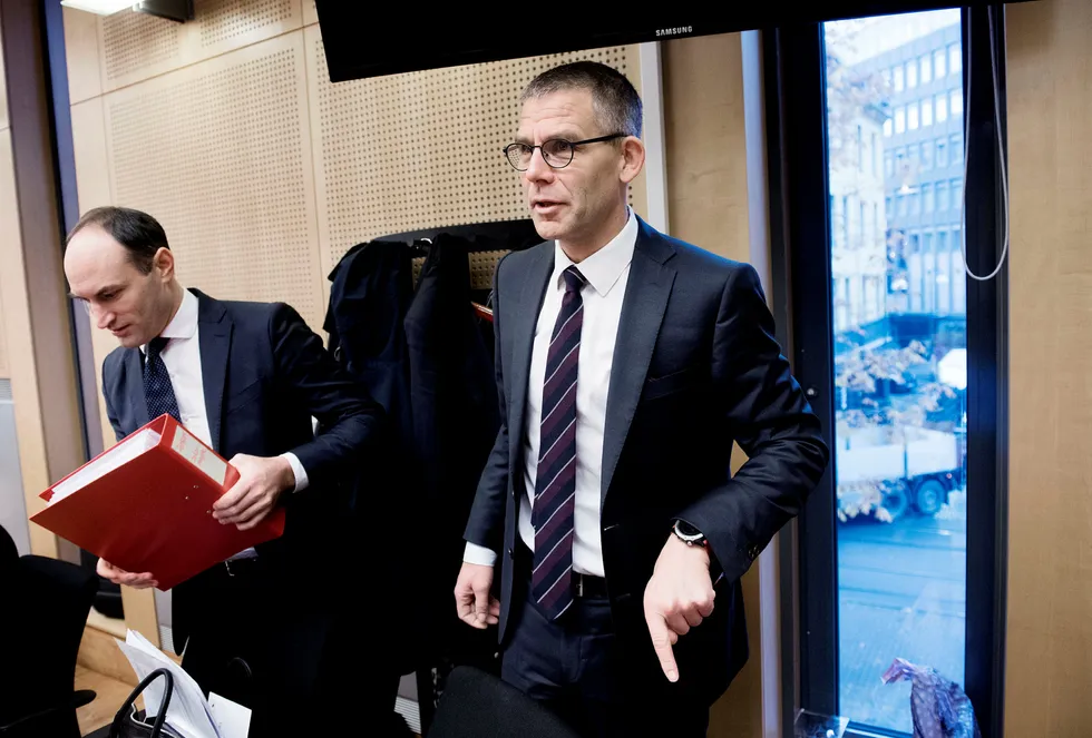 På rettssakens siste dag oppsummerte Kai Vaag (til venstre), forsvareren til tidligere markedsdirektør Morten Schjelle Larsen. Han mener Økokrim har tegnet et feilaktig bilde. Medforsvarer Vegard Aaløkken til høyre. Foto: Per Ståle Bugjerde