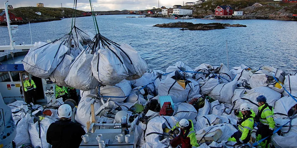 Inntil i dag har havet langt på veg vore brukt som ei søppelbøtte som fyllest med plast og giftstoff av alle slag. Bildet viser KV Njord som hentar søppel frå Mausund feltstasjon.