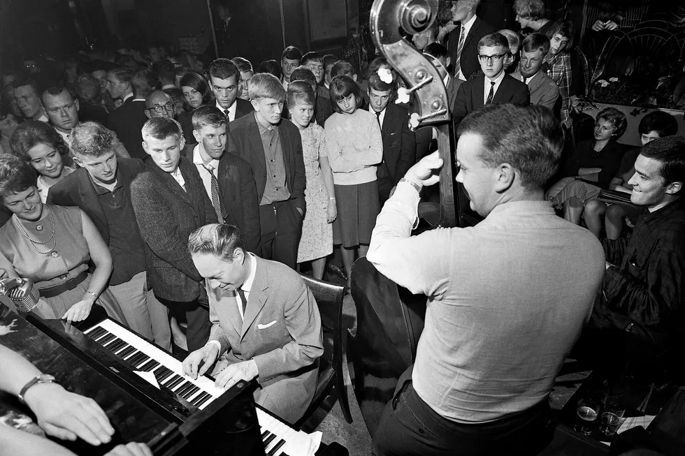Bildet er fra Jazzcenteret Metropol i Oslo i august i 1963. Bengt Hallberg på piano, Erik Amundsen på bass og Ole Jacob Hansen på trommer. Foto: Per Rønnevig/Nasjonalbiblioteket