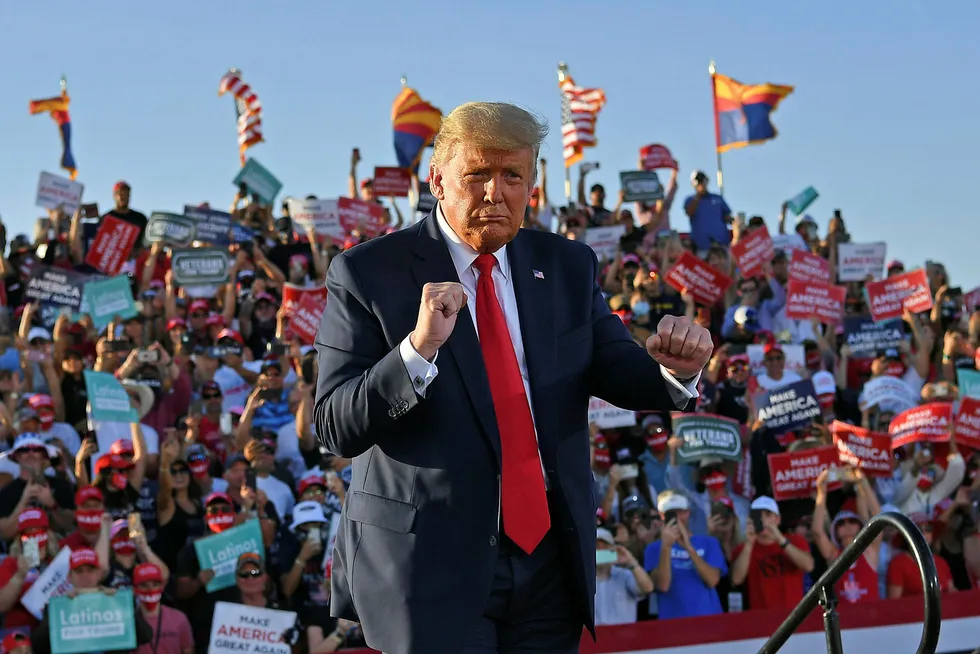 President Donald Trump danser idet han forlater et valgmøte ved Tucson International Airport i Arizona.