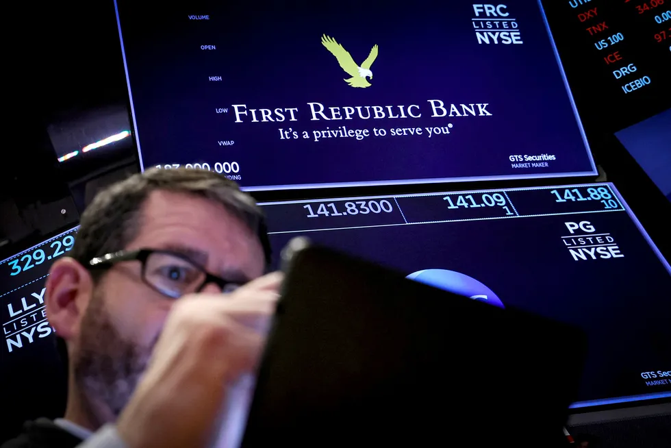 Aksjekursen til First Republic Bank på New York Stock Exchange har falt kraftig. En redningsoperasjon fra 11 andre amerikanske banker ser ikke ut å hjelpe på tilliten til banken.