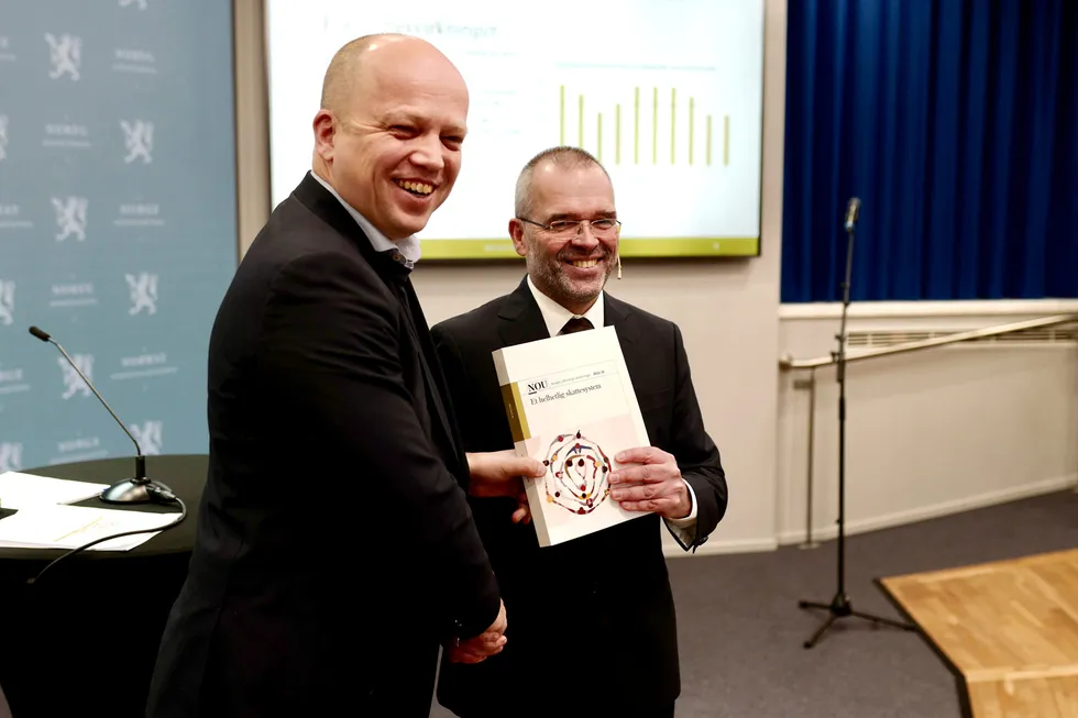 Stortingsbehandling ville lukket dører for fremtidige inntektsmuligheter, skriver artikkelforfatteren. Ragnar Torvik (til høyre) presenterte skatteutvalgets forslag for finansministeren 19. desember i fjor.