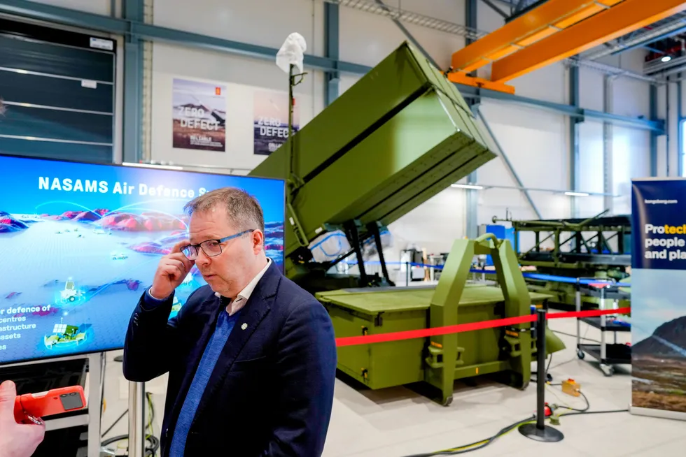 Norske missiler og luftvern er i ferd med å bli en viktig del av forsvaret av Stillehavets sjøveier, skriver forsvarsminister Bjørn Arild Gram (Sp), her foran luftvernsystemet Nasams hos Kongsberg Defence & Aerospace i Kongsberg.