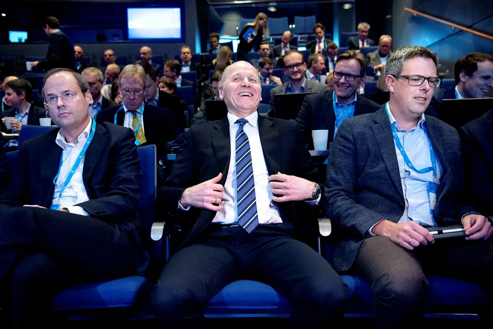 Både Telenor-sjef Sigve Brekke (i midten) og avtroppende Dtac-sjef Lars-Åke Norling (til venstre) kunne glede seg over høyere godtgjørelser i fjor. Her sammen med tidligere sjef for Telenor Digital Business Jon Gravråk. Foto: Elin Høyland