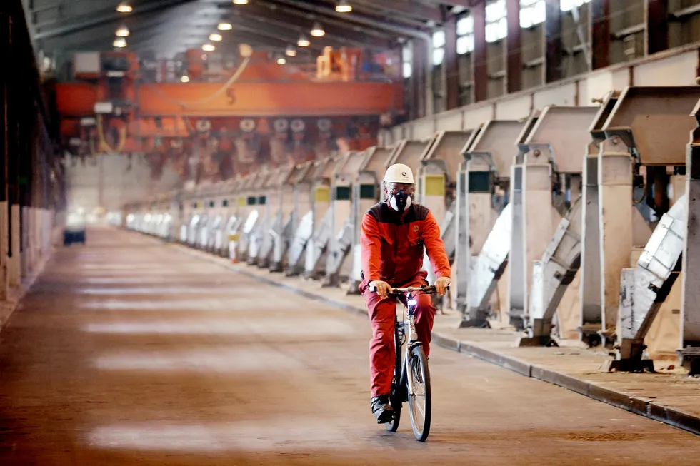 En ansatt ved Hydro Aluminium på Karmøy sykler gjennom fabrikklokalene. Foto: Alf Ove Hansen