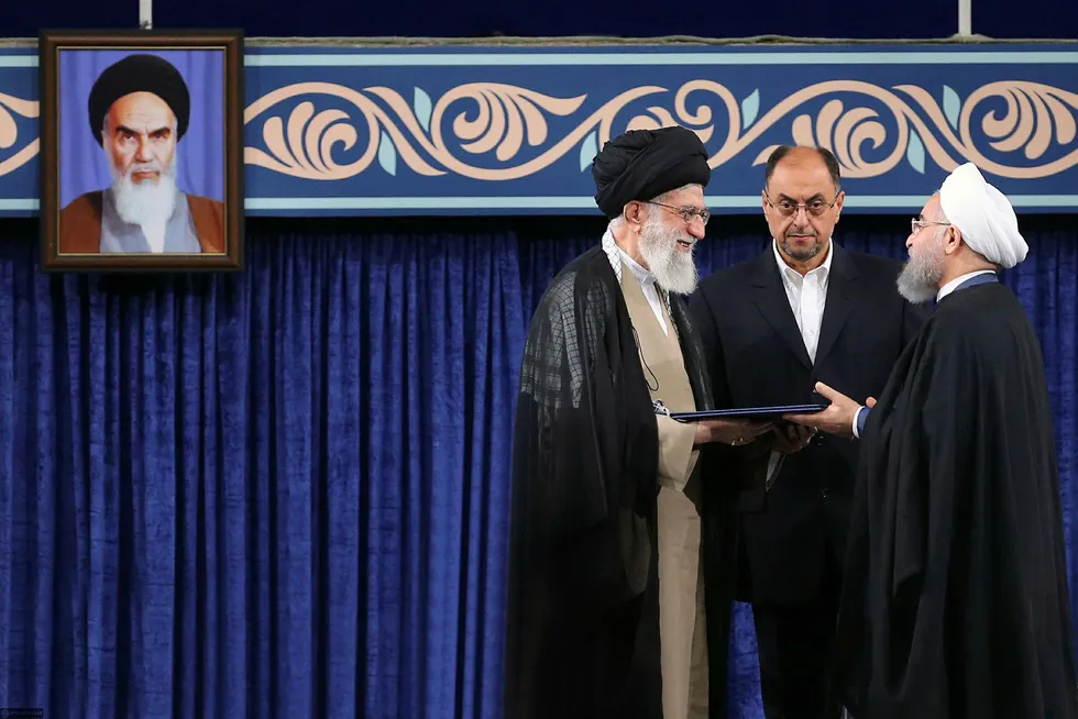 Irans øverste leder, Ayatollah Ali Khamenei (t.v.), tar i ed president Hassan Rouhani (t.h). Foto: Office of the Iranian Supreme Leader via AP