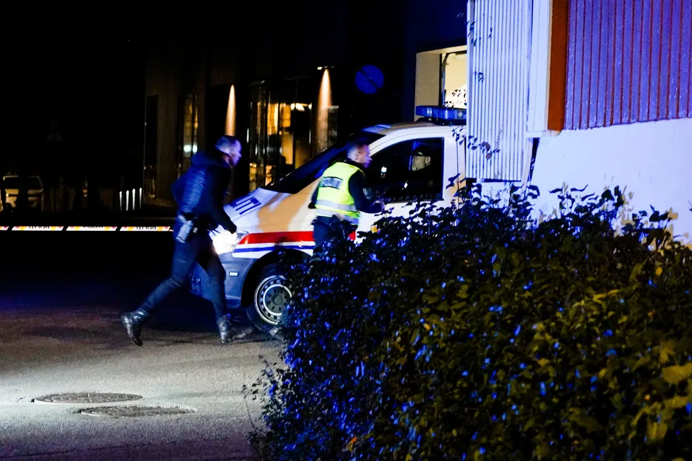 Politiet gjør undersøkelser i Kongsberg sentrum etter hendelsen.