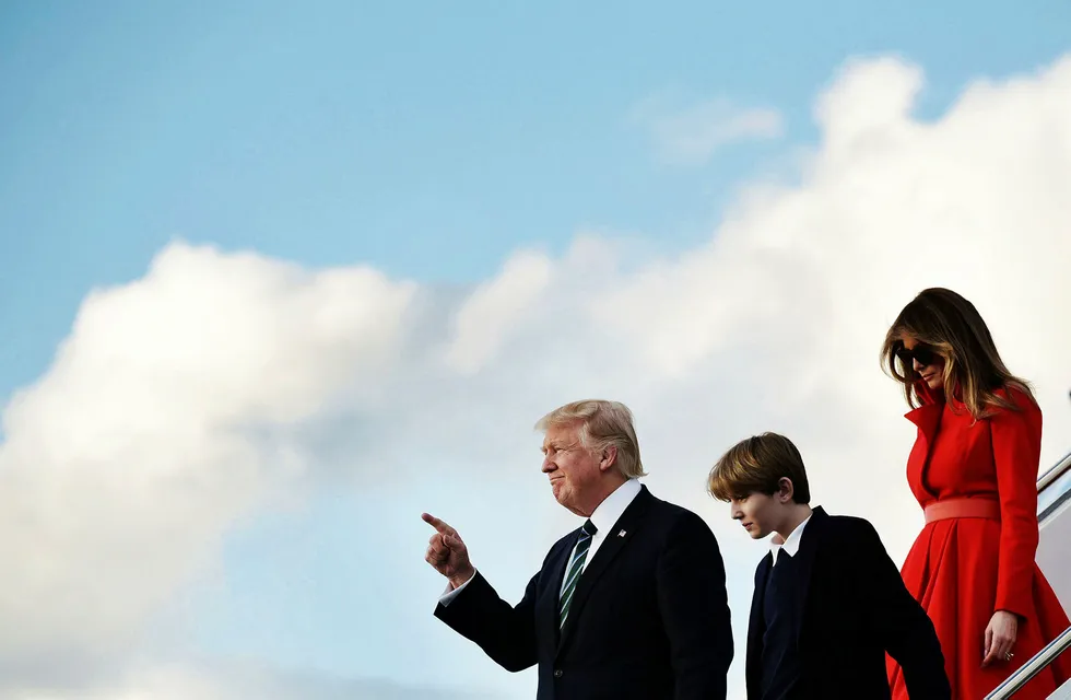USAs president Donald Trump med sønnen Barron og konen Melania i det de fredag ankom Palm Beach internasjonale flyplass i Florida for å tilbringe helgen på eiendommen Mar-a-Lago. Foto: Mandel Ngan/AFP/NTB Scanpix