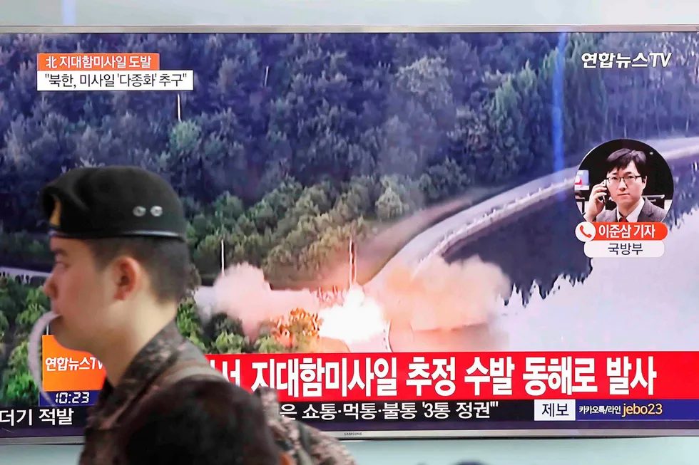 Nord-Korea har skutt opp flere nye missiler. Bildet viser en soldat fra Sør-Korea som passerer et tv med nyheter om oppskytingen i Nord-Korea. Foto: Kim Hong-JI/Reuters/NTB scanpix