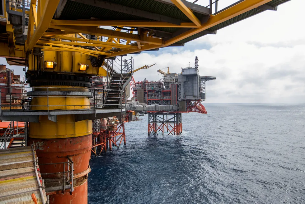 Bare siden årsskiftet er oljeprisen opp over 50 prosent, mens gassprisen har mer enn doblet seg. Her fra Valhall-feltet i Nordsjøen.