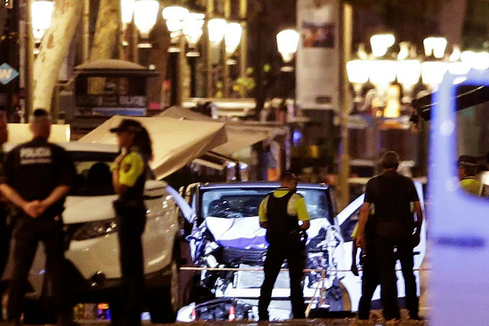 Dette er varebilen som skal ha drept 13 personer og såret rundt 100 personer i Barcelona torsdag kveld. Foto: Manu Fernandez/AP/NTB scanpix