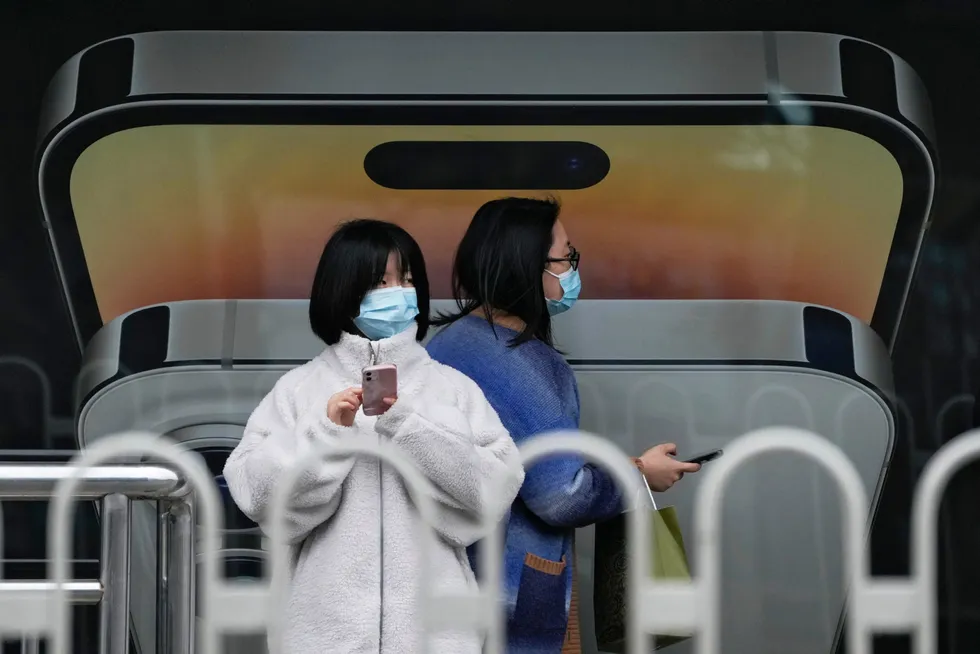Verdens største Iphone-fabrikk i Zhengzhou har vært isolert siden i forrige uke. Nå bekrefter Apple at produksjonen er rammet og at det vil bli forsinkelser på leveringer av toppmodellene. Her fra Beijing, hvor det fortsatt er svært strenge koronasmittetiltak.