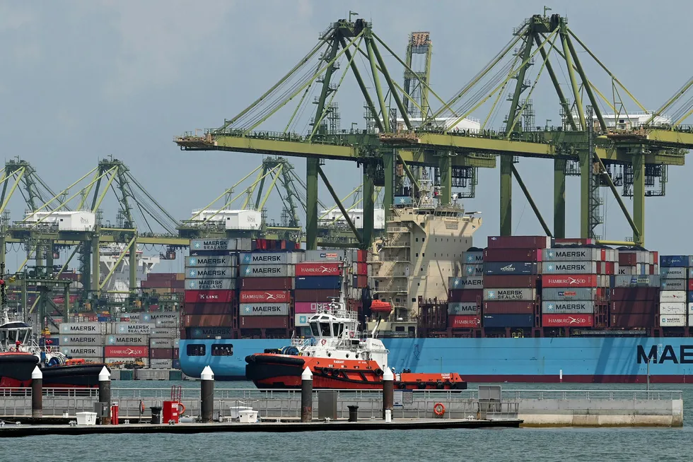 Det er roligere enn til vanlig ved containerhavnen i Singapore. Eksporten har falt kraftig og nye statistikker viser en nedgang på åtte prosent for industriproduksjonen.