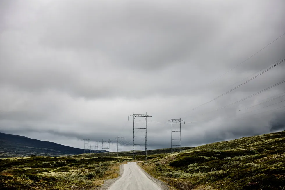 Pengene går til å betale de høye strømregningene, og det blir av den grunn lite igjen til investeringer, skriver artikkelforfatteren.