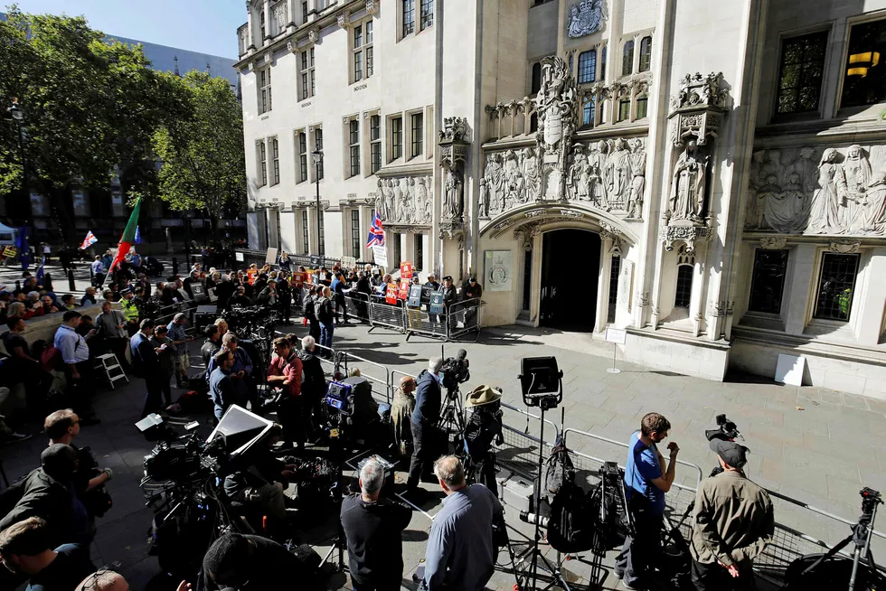 Journalister og demonstranter er på plass foran hovedinngangen til britisk høyesterett hvor det denne uken er satt av tre dager til å behandle striden mellom Parlamentet og regjeringen.