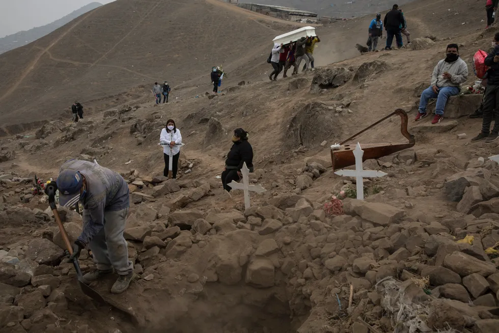 Gravlegging av døde etter korona viruset i Peru.