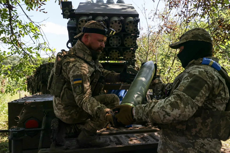 Et solid flertall av innbyggerne i EU støtter våpenhjelp til Ukraina. Her ved fronten i Donetsk.