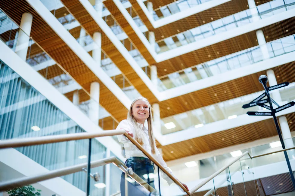 Analytiker Martine Kverne i Nordea dekker eiendoms- og konsulentselskaper, og samarbeider tett med sine svenske kolleger.