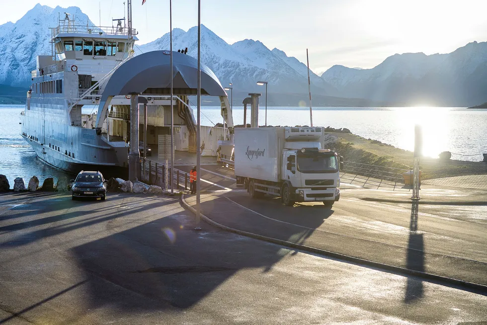 Lyngen Reker sender reker med bil og ferge til flyplassen i Tromsø, og håper politikerne bevilger penger til fergefri forbindelse over Ullsfjorden.
