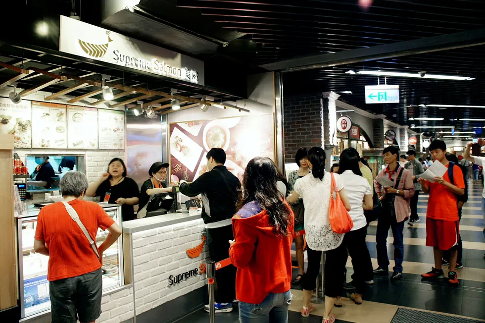 Marine Harvest skal åpne 2000 rene lakserestauranter i Kina og Taiwan de neste årene. Målet er en restaurantomsetning på 15,8 milliarder kroner innen 2025. Her fra en av de første restaurantene som allerede er åpnet i Taiwan. Foto: Pressebilde Marine Harvest