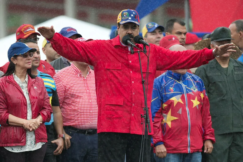 President Nicolás Maduro, her avbildet under en demonstrasjon mot USA i Caracas tidligere denne måneden, har i en fjernsynssendt tale bedt FN om hjelp til å sikre forsyninger av legemidler til Venezuela. Foto: AP / NTB Scanpix