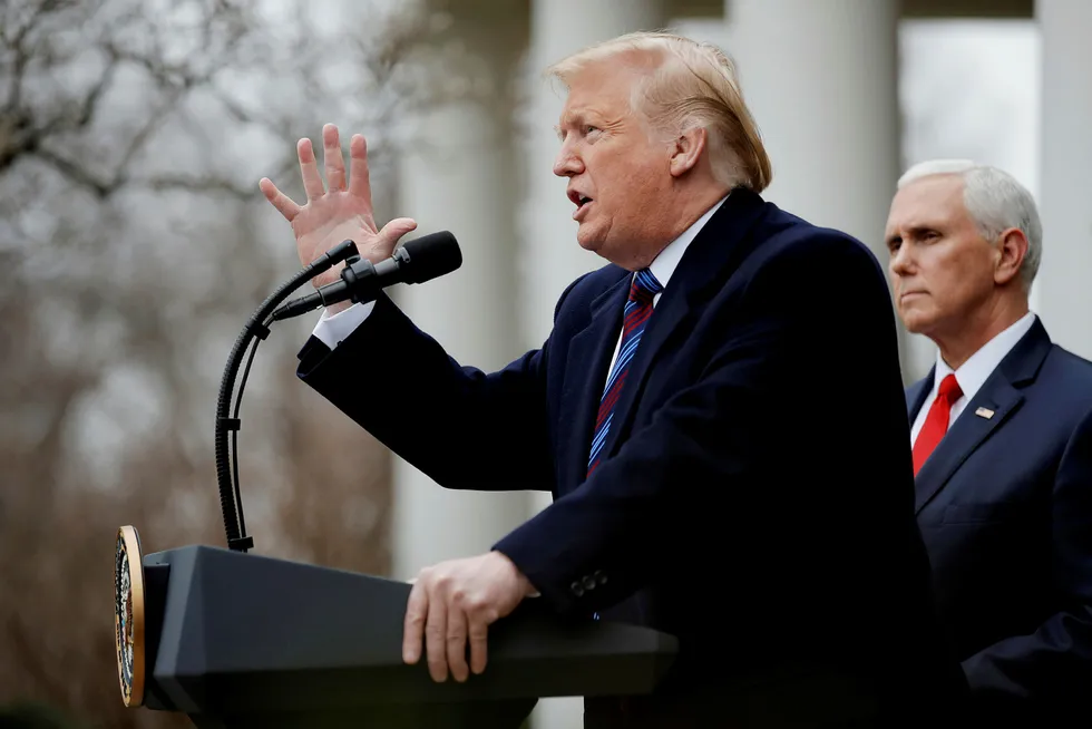 USAs president Donald Trump holder en tale etter at han hadde diskutert nedstengningen av regjeringen med ledere fra Kongressen tidlig i januar. Bak ham står visepresident Mike Pence.