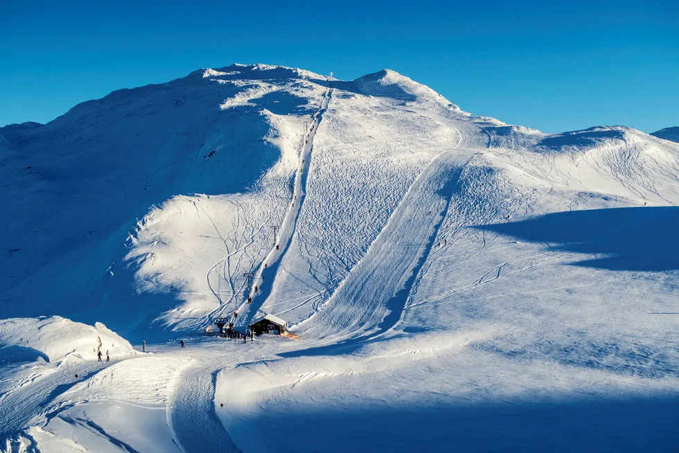 Flere steder i landet kan skilte med over to meter snø. Fullt så mye er det ikke i Totten i Hemsedal Skisenter, men også her er snødybden over en meter nå. Foto: Halvard Alvik/NTB Scanpix